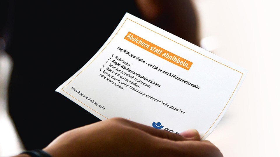 Karte mit der Aufschrift „Absichern statt abnibbeln“ aus dem Aktionspaket.