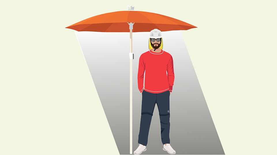 Illustration zeigt einen Mann in langer Hose, langärmeligem Shirt, Turnschuhen, der unter einem Schirm im Schatten steht und einen Helm mit Nackenschutz sowie Sonnenschutzbrille trägt.