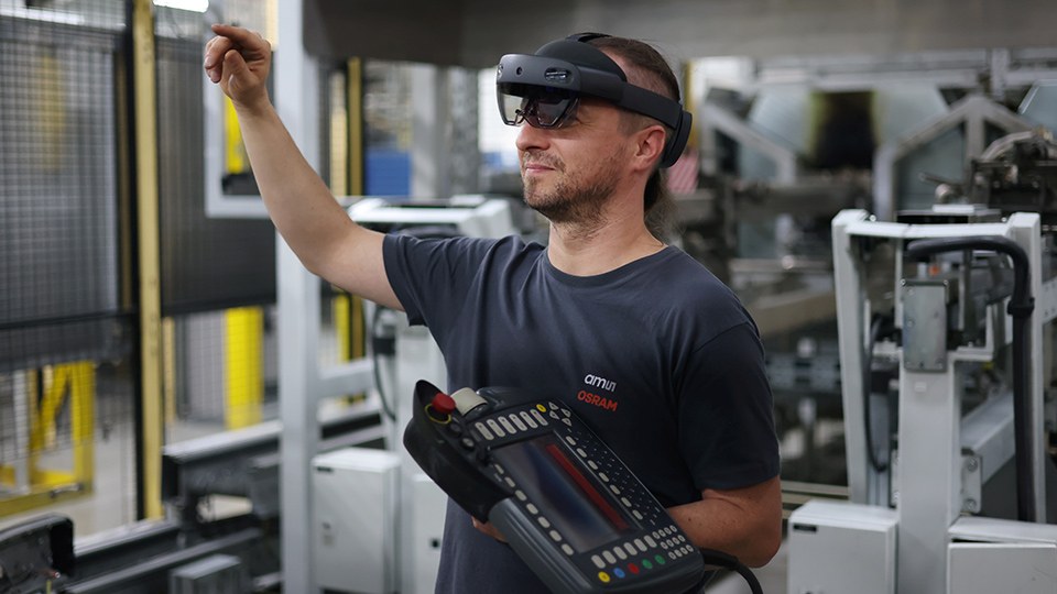 Foto eines Technikers, der mittels einer VR-Brille Informationen zu einer Maschine abruft.