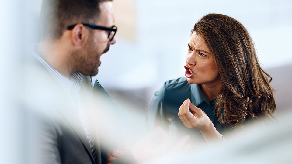 Streitgespräch zwischen einem Mann und einer Frau, die zornig gestikulierend auf den Mann einredet.