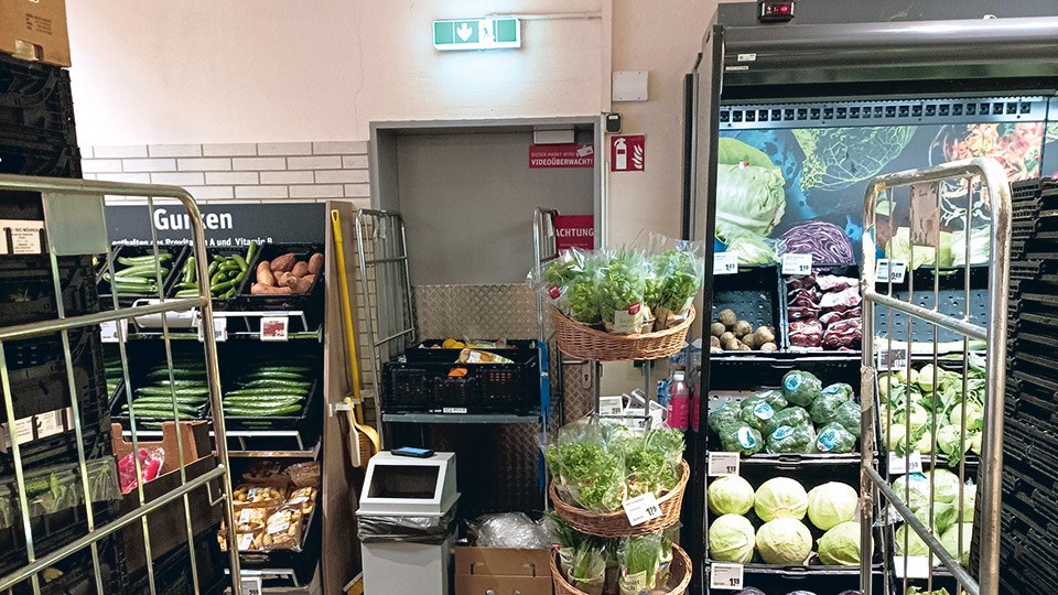 Leser schlagen Alarm Früchte im Weg Der Notausgang eines Supermarkts ist komplett zugestellt.