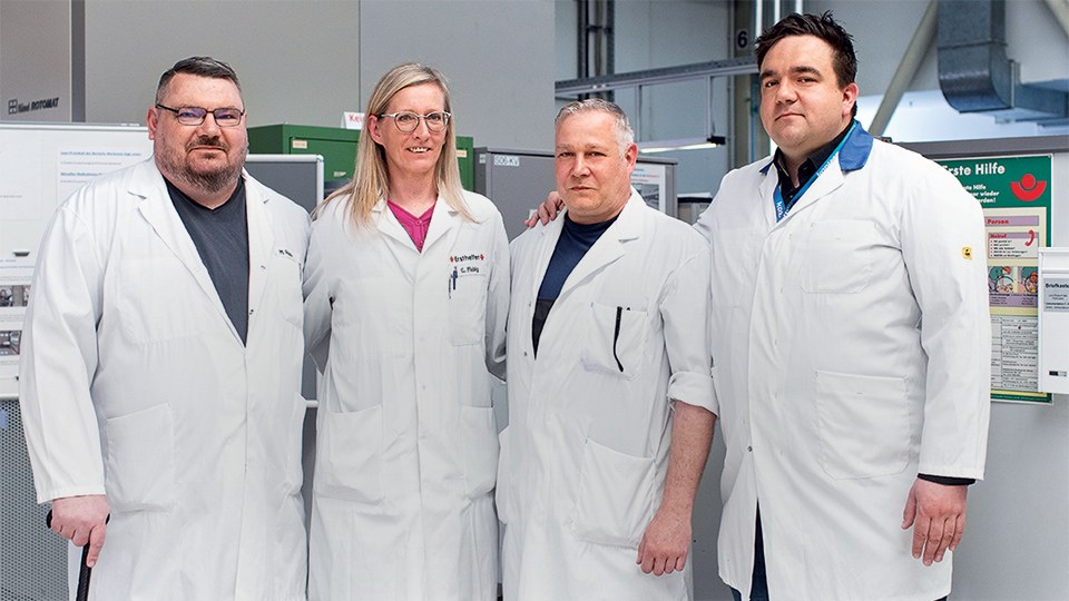 Gruppenfoto von drei Mitarbeitern und einer Mitarbeiterin von Kontron eSystems